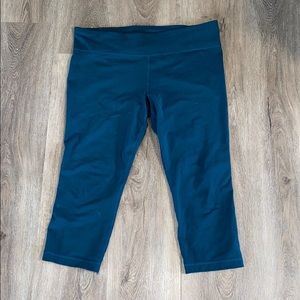 LARGE Under Armour Blue Capri Athletic Leggings